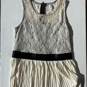 Xhilaration Cream/Black Lace Top w pleated bottom back zipper Size  Large